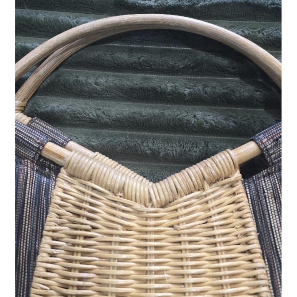 Vintage Wicker Handbag  features prominent bamboo handles - Picture 6 of 8